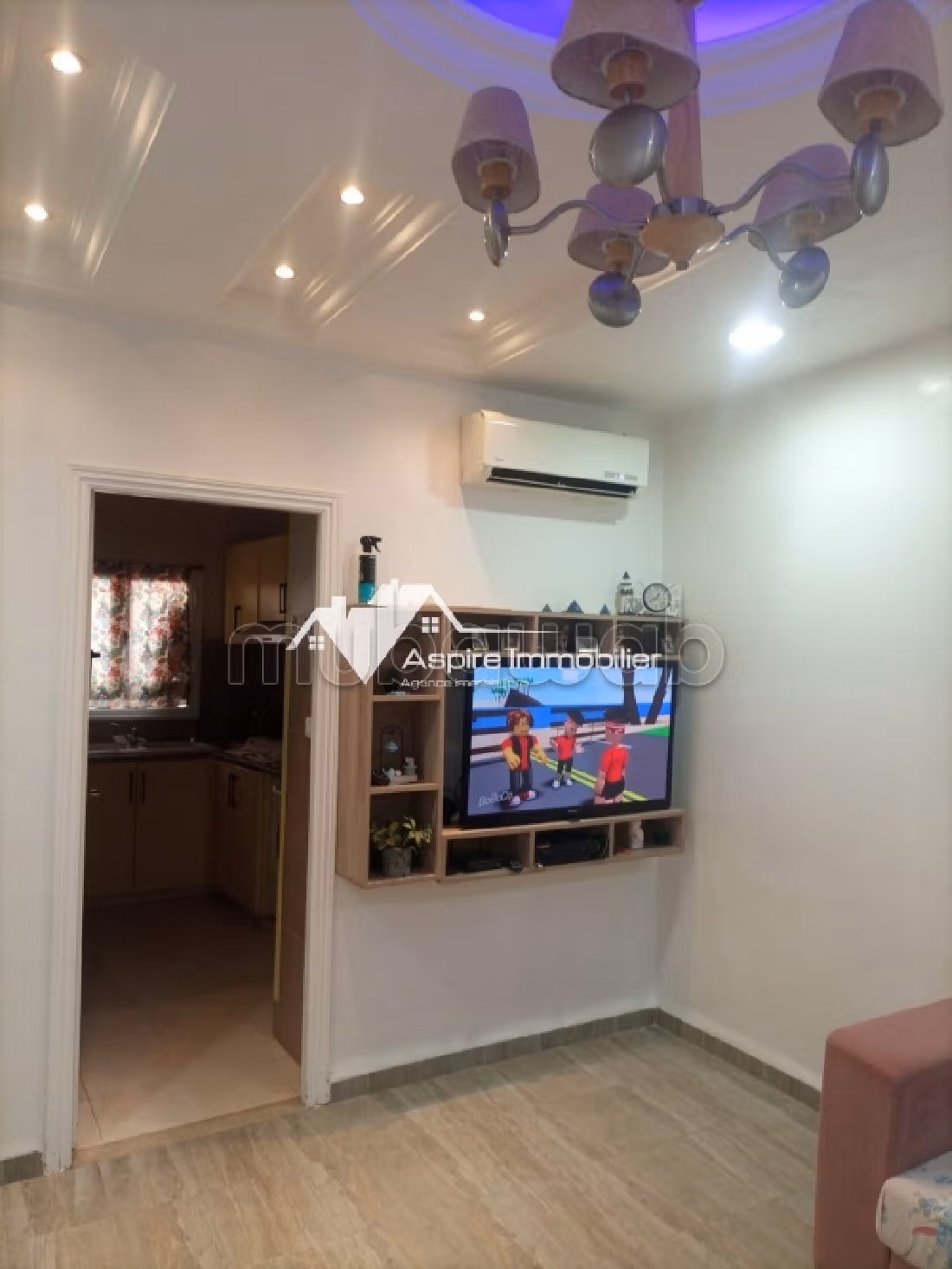 منزل فخم للبيع. 3 قطع مريحة. كراج. 