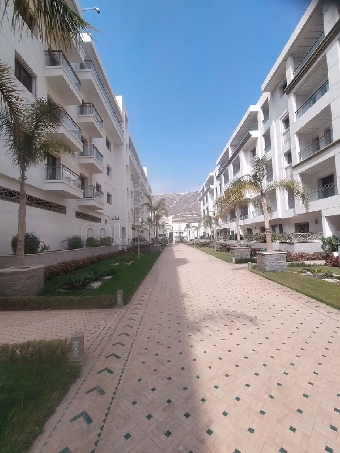 Beautiful apartment for sale in Charaf. 3 comfortable rooms. Ample storage space. 