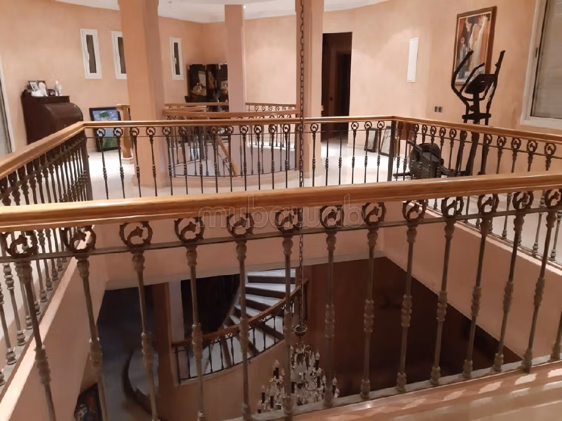 Casa de alto standing en venta en Laymoune. Superficie 611 m². Espacios verdes, plazas de estacionamiento. 
