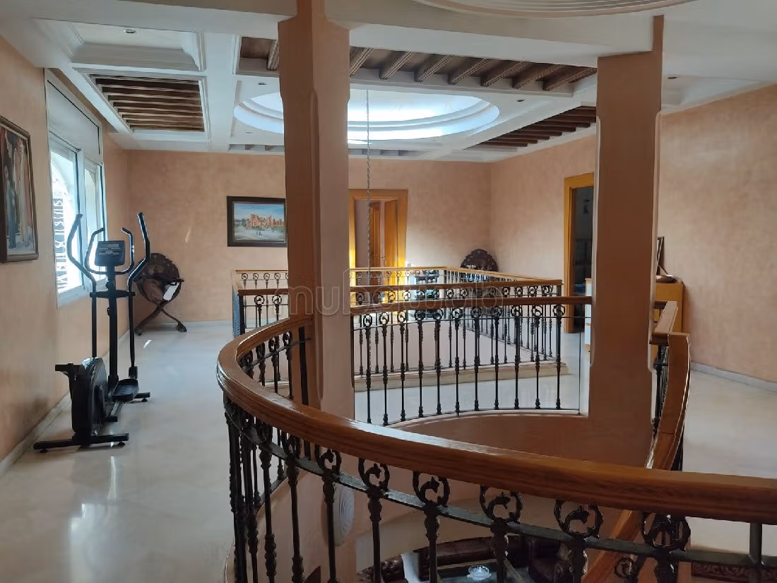 Casa de alto standing en venta en Laymoune. Superficie 611 m². Espacios verdes, plazas de estacionamiento. 