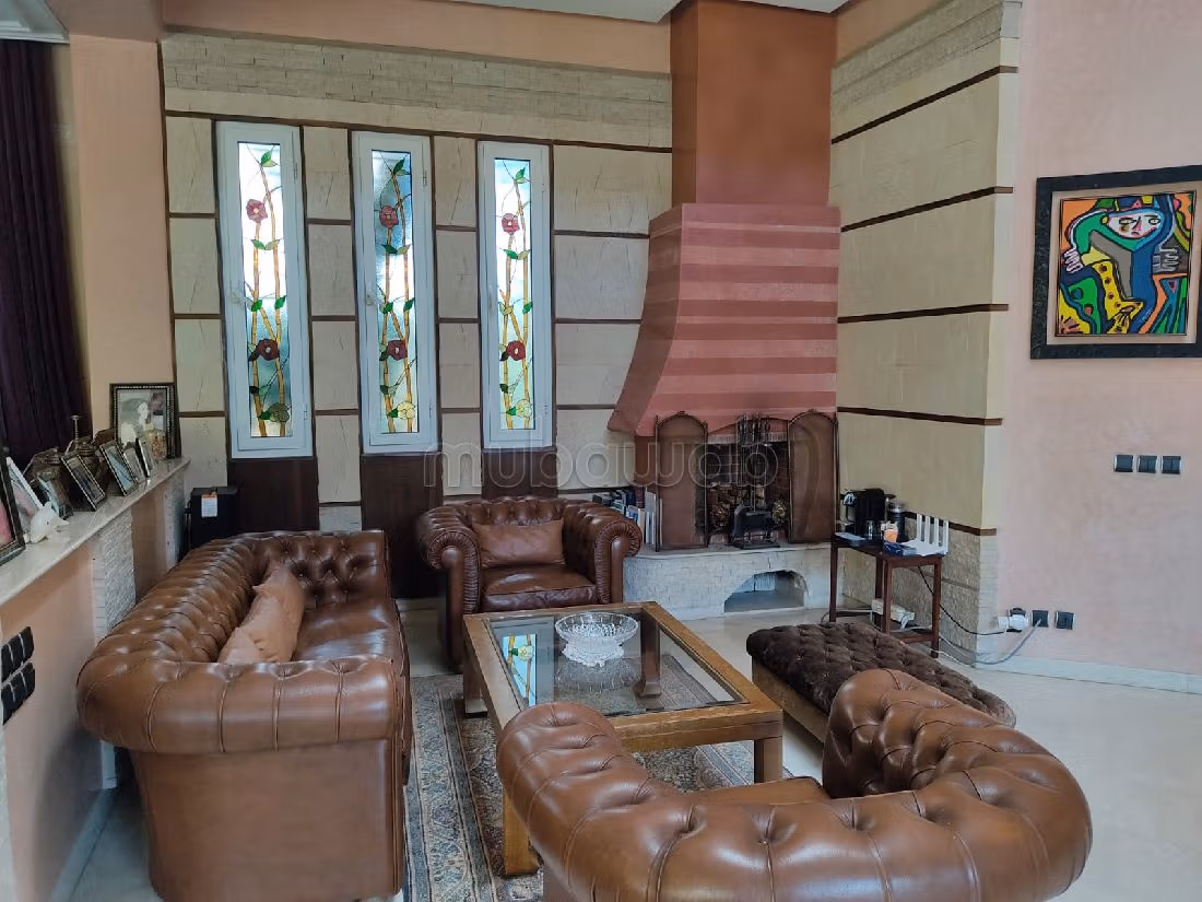 Casa de alto standing en venta en Laymoune. Superficie 611 m². Espacios verdes, plazas de estacionamiento. 
