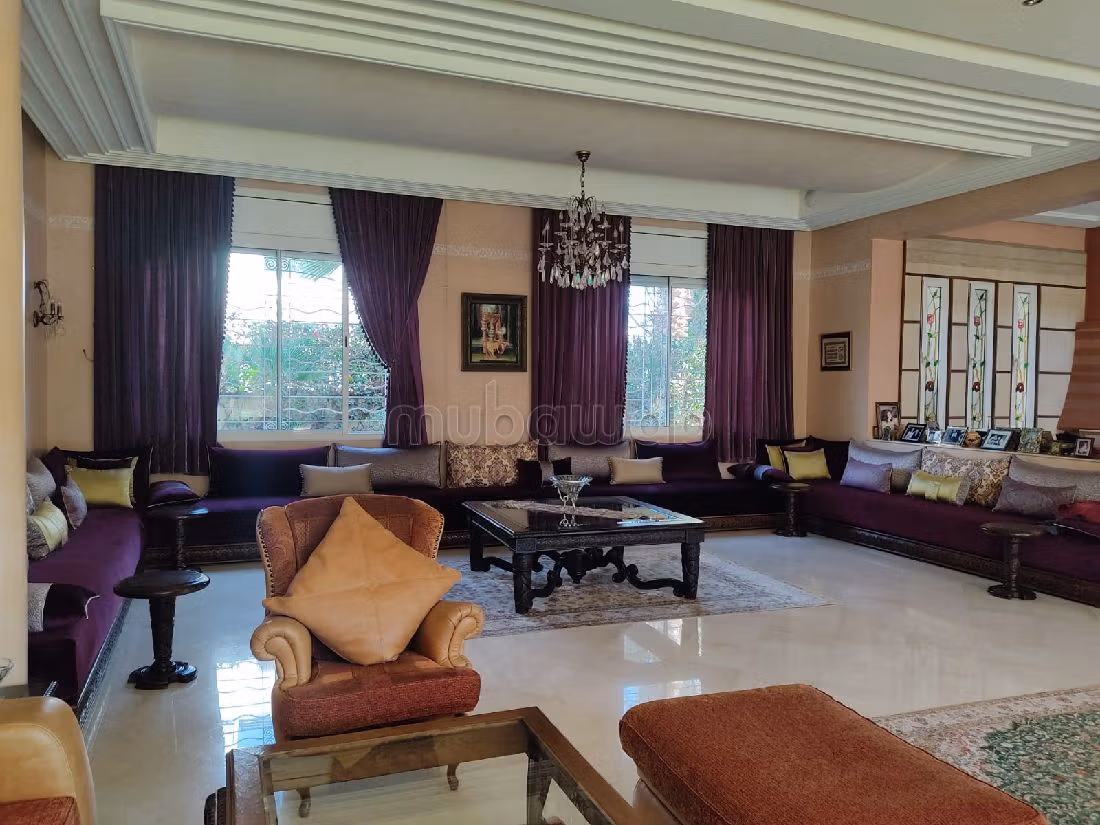 Casa de alto standing en venta en Laymoune. Superficie 611 m². Espacios verdes, plazas de estacionamiento. 