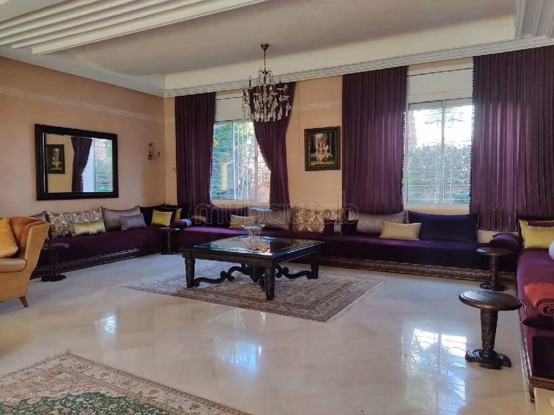 Casa de alto standing en venta en Laymoune. Superficie 611 m². Espacios verdes, plazas de estacionamiento. 