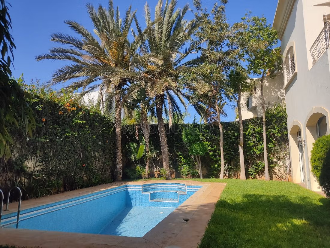 Casa de alto standing en venta en Laymoune. Superficie 611 m². Espacios verdes, plazas de estacionamiento. 