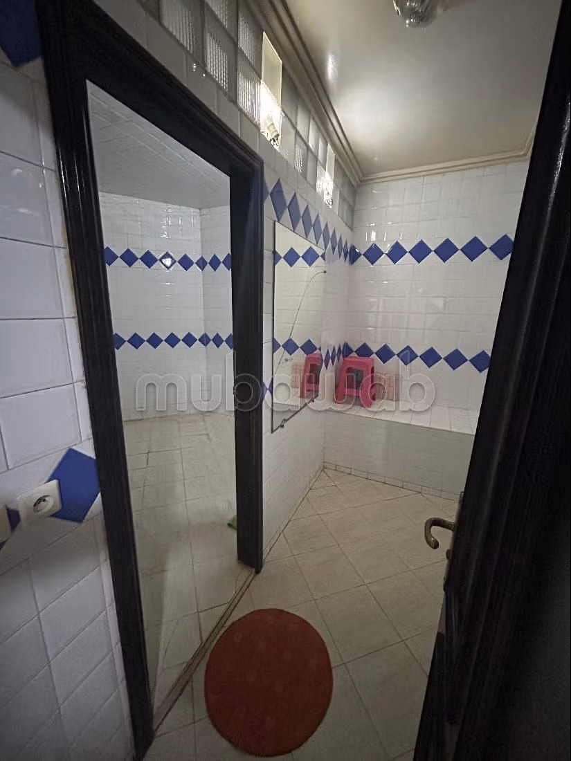 Kamers beschikbaar in Quartier Du Soleil. 5 Ruimtes. Wasmachine aanwezig.