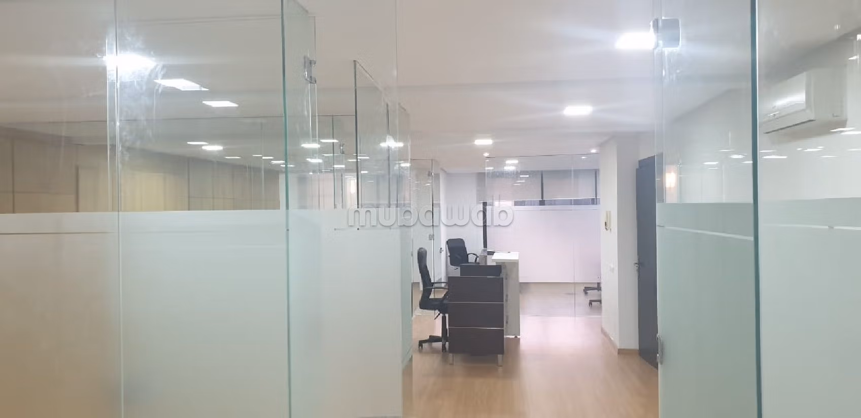 Offices for rent in Racine. Dimension 135 m². Caretaker service. 