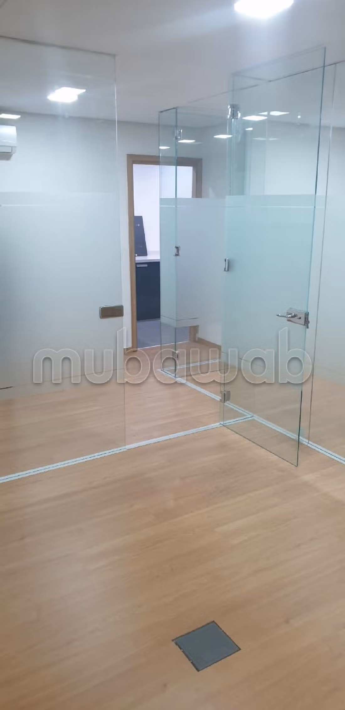 Offices for rent in Racine. Dimension 135 m². Caretaker service. 