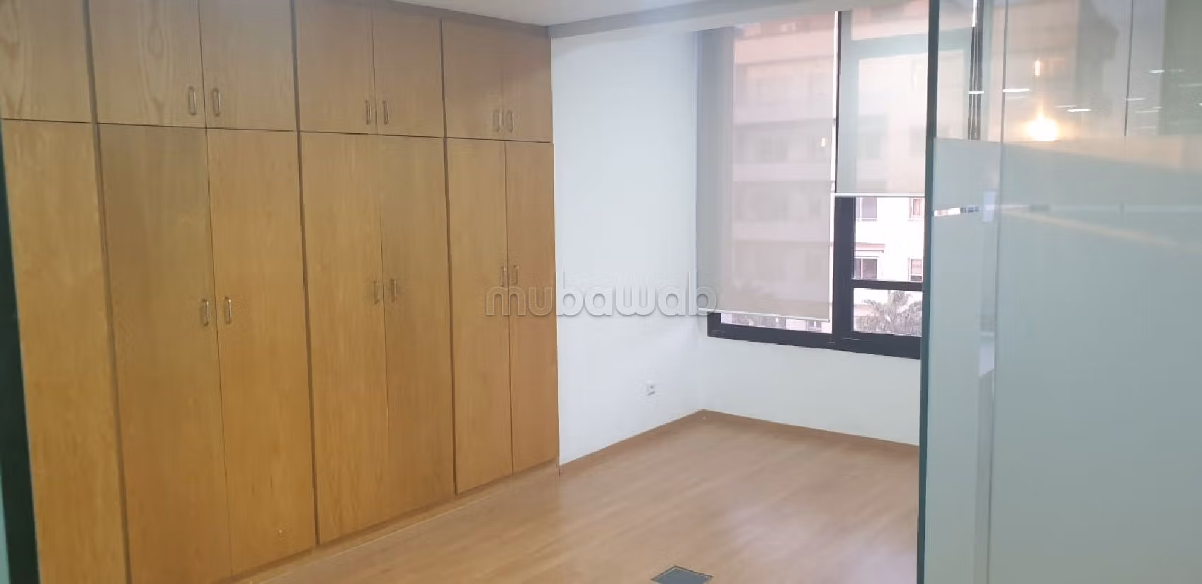 Offices for rent in Racine. Dimension 135 m². Caretaker service. 