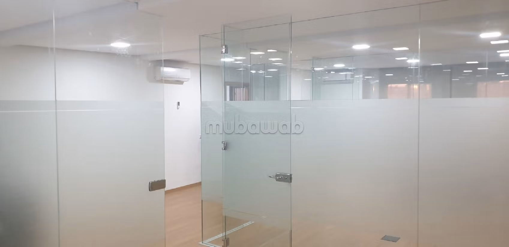 Offices for rent in Racine. Dimension 135 m². Caretaker service. 