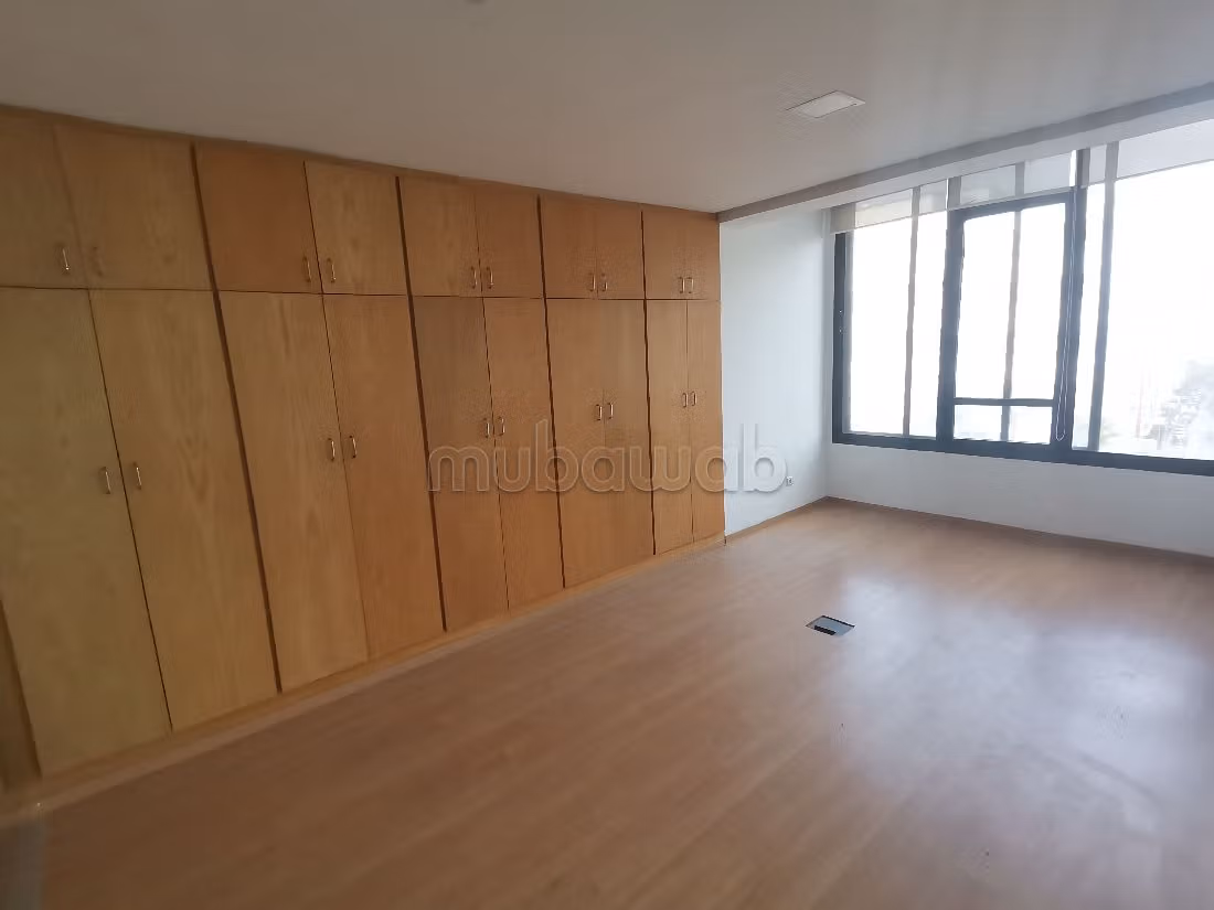 Offices for rent in Racine. Dimension 135 m². Caretaker service. 