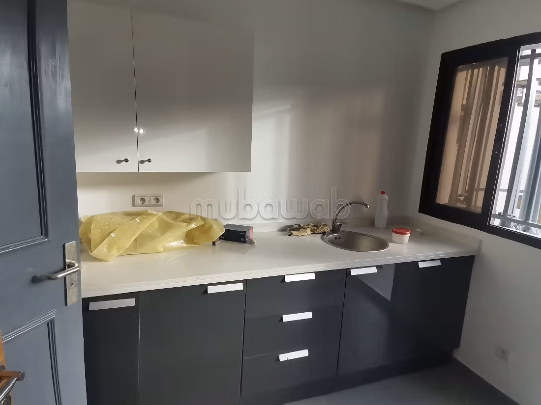 Offices for rent in Racine. Dimension 135 m². Caretaker service. 