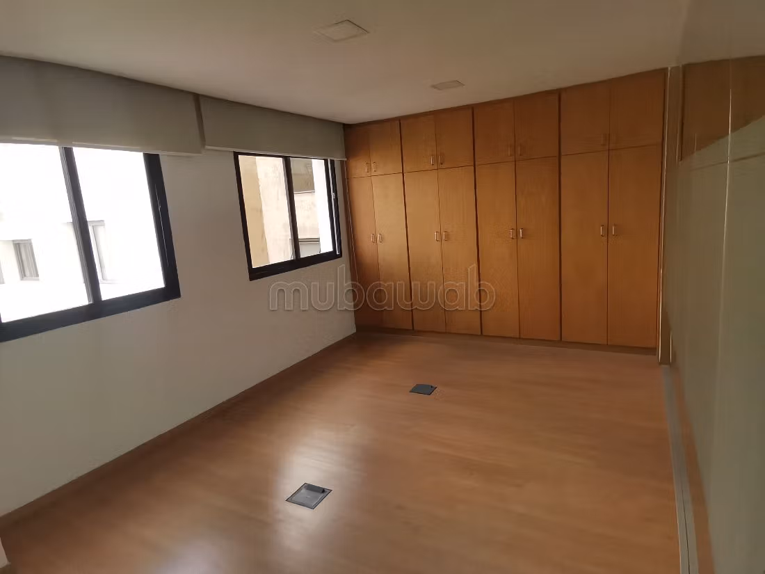 Offices for rent in Racine. Dimension 135 m². Caretaker service. 