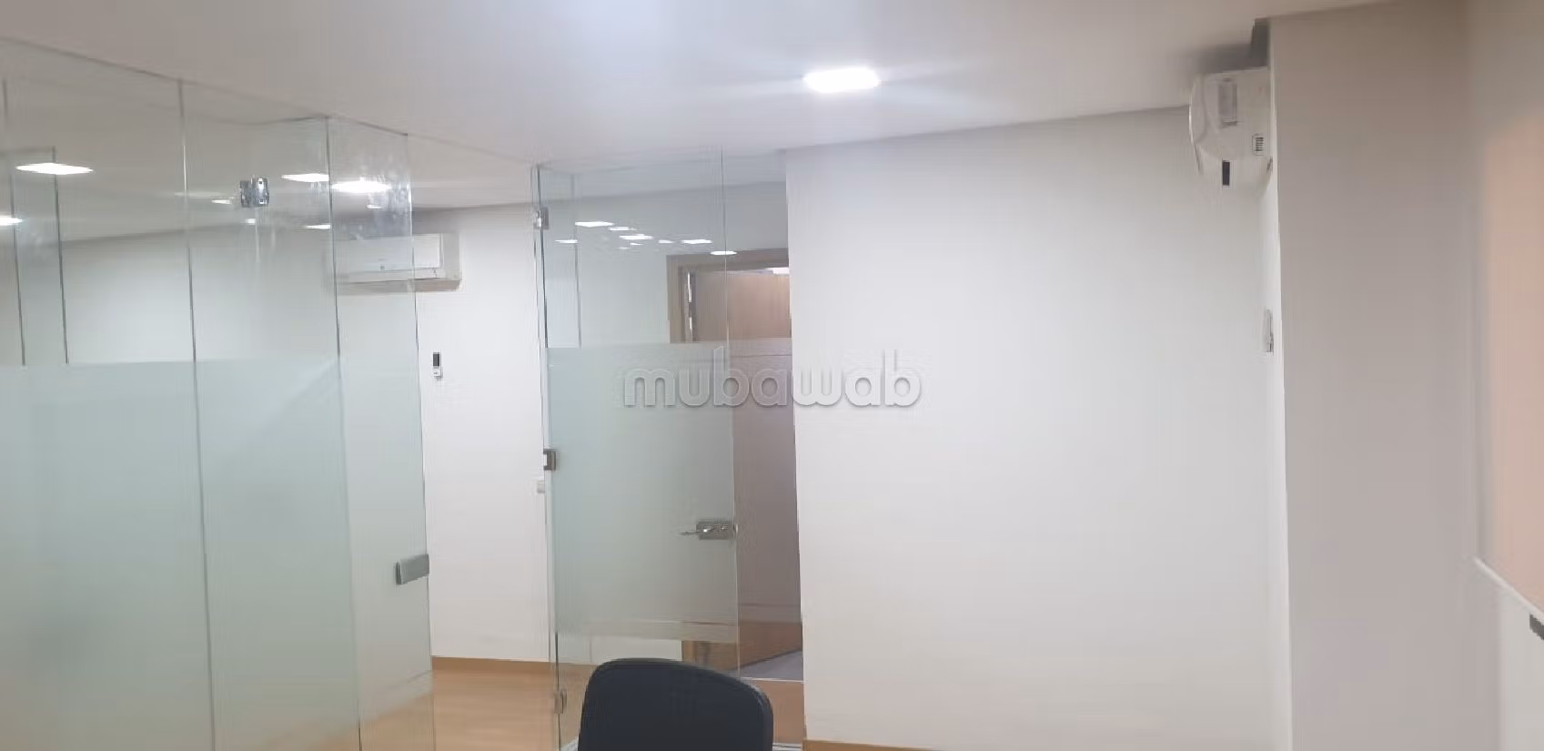 Offices for rent in Racine. Dimension 135 m². Caretaker service. 