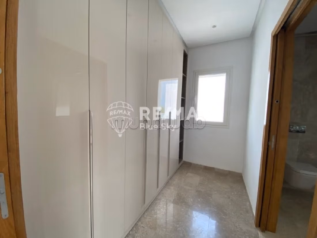 Splendid villa for sale in Gammarth Supérieur. Small area 317 m². Residence with swimming pool, Air conditioning