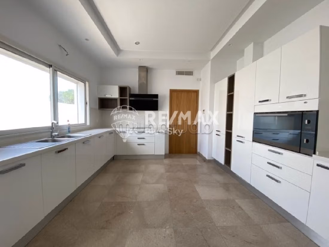 Splendid villa for sale in Gammarth Supérieur. Small area 317 m². Residence with swimming pool, Air conditioning
