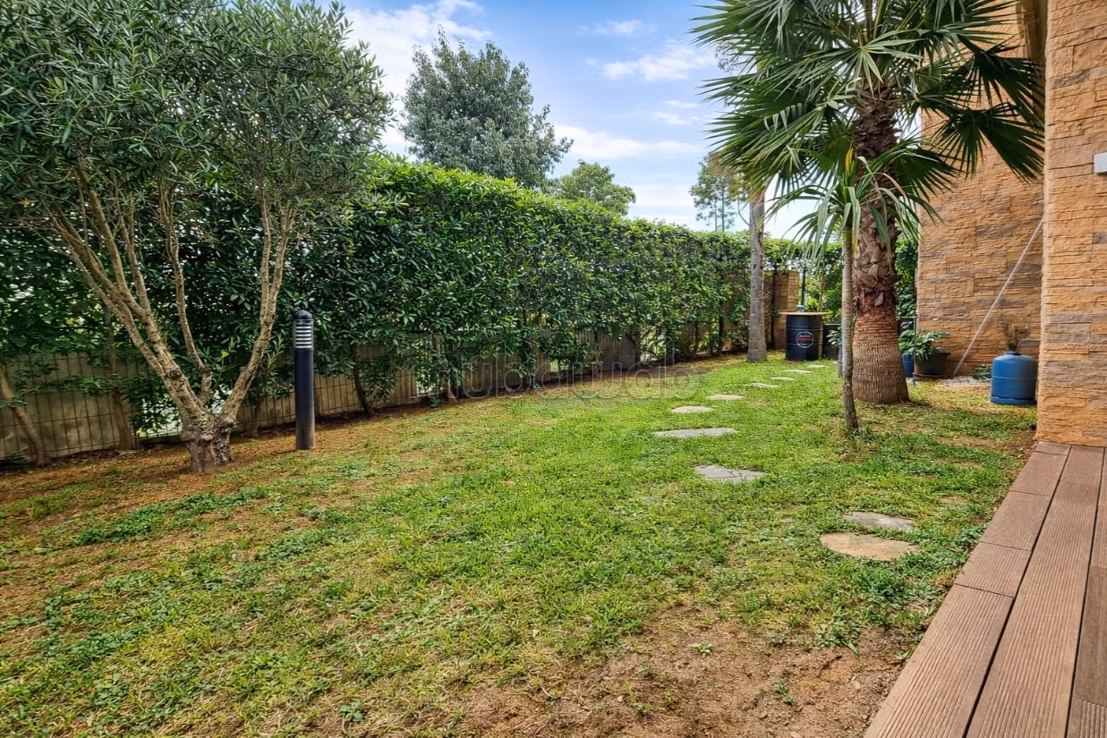 Location magnifique rez de jardin meublé 175m2 avec jardin et piscine, Bouskoura