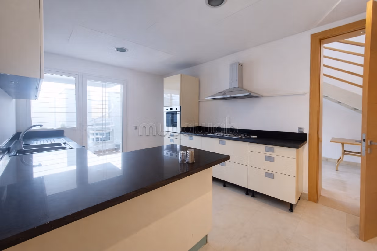 Eccezionale casa di lusso in affitto a Bouskoura Ville. 4 camere da letto. Piscina. 