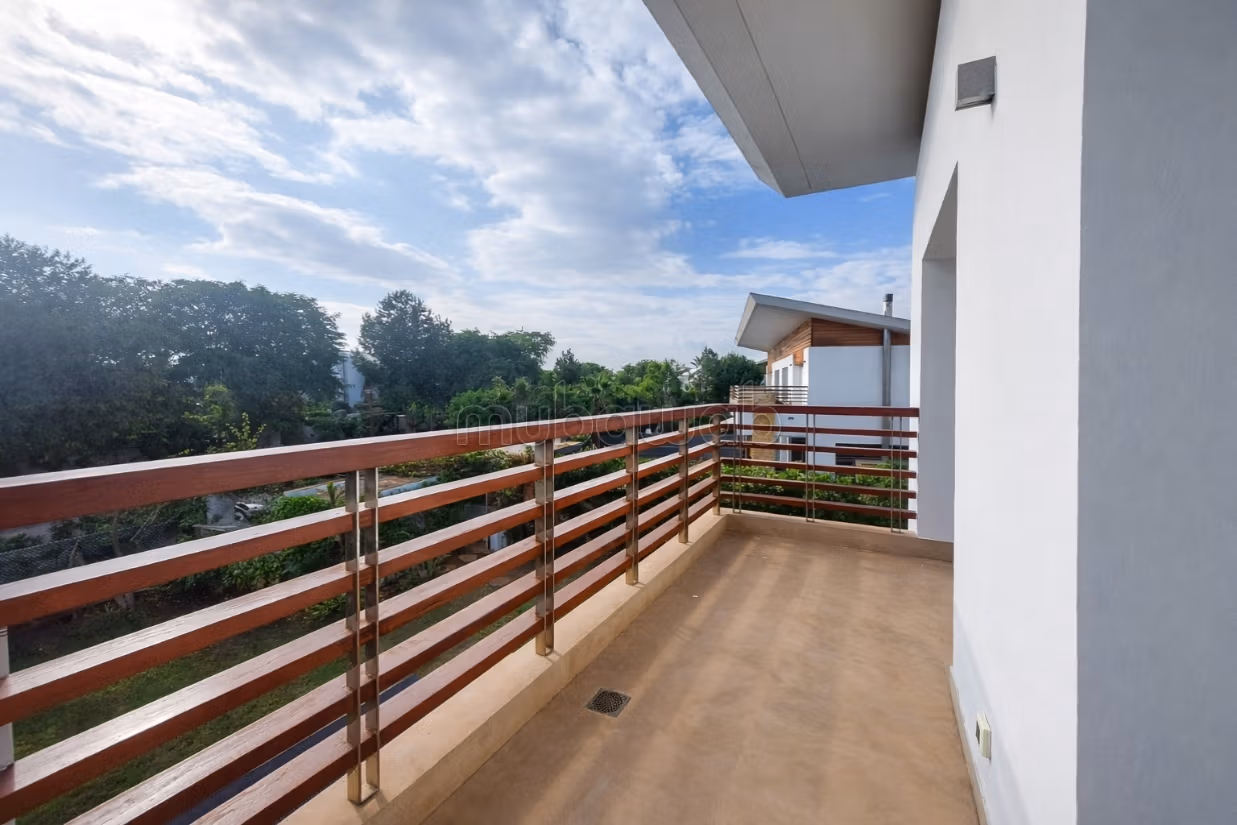 Eccezionale casa di lusso in affitto a Bouskoura Ville. 4 camere da letto. Piscina. 
