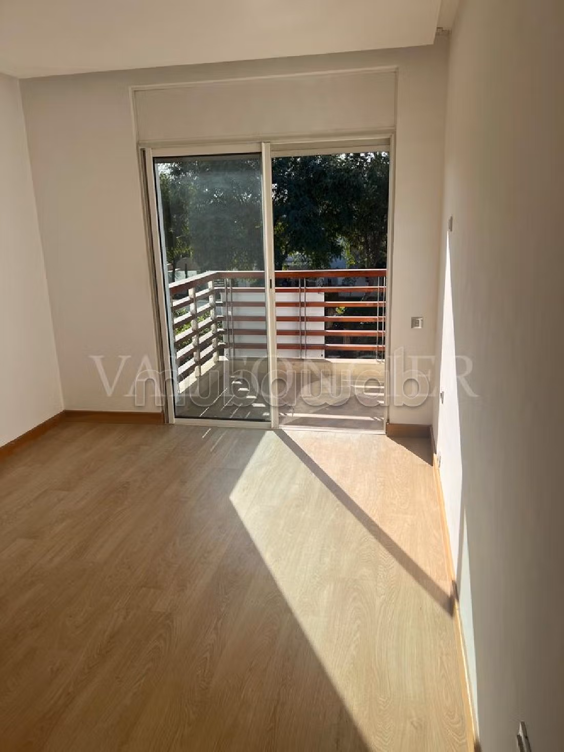 Magnificent villa for rent in Bouskoura Ville. 4 lovely rooms. Large swimming pool. 