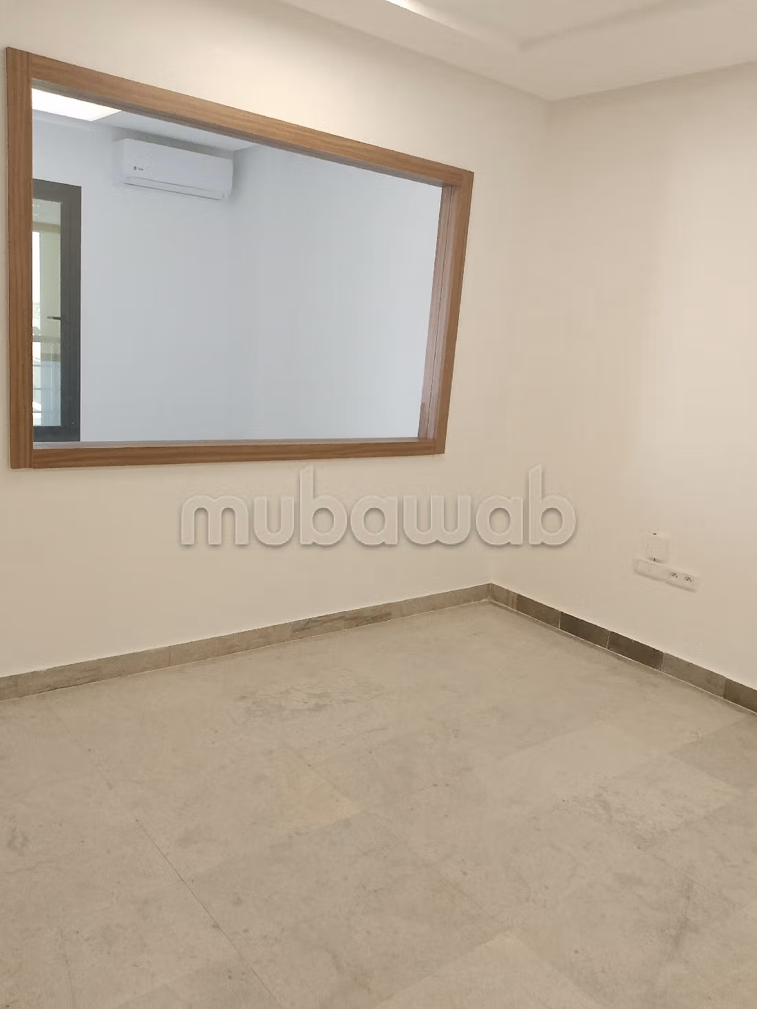 Ufficio da affittare a Les Berges Du Lac 2. Superficie totale 100 m². Porta blindata, servizio di sicurezza. 