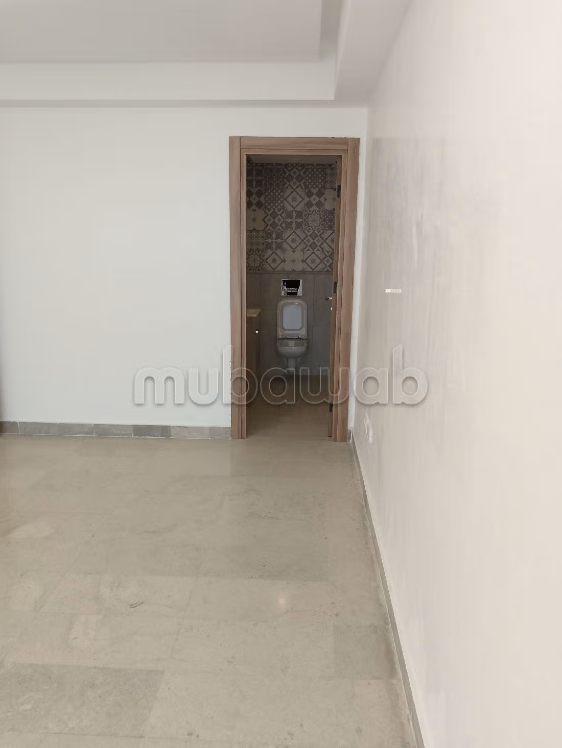 Ufficio da affittare a Les Berges Du Lac 2. Superficie totale 100 m². Porta blindata, servizio di sicurezza. 