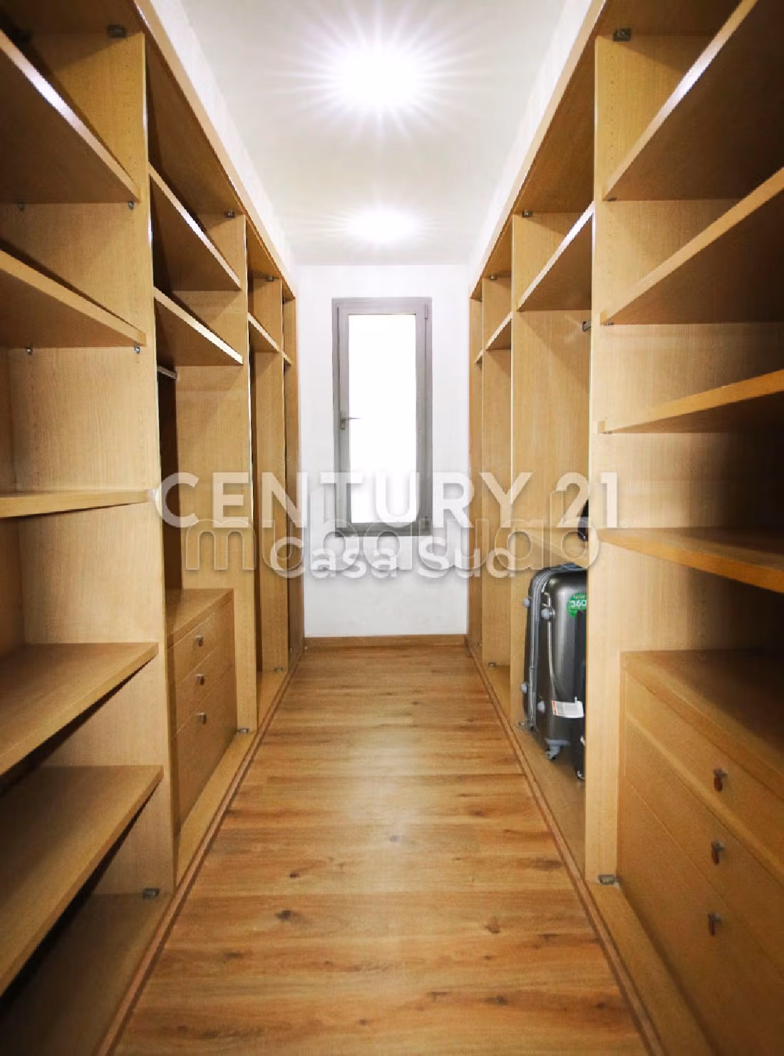 Luxury villa for sale in Bouskoura Ville. Large area 1035 m². Usable fireplace, Large swimming pool. 