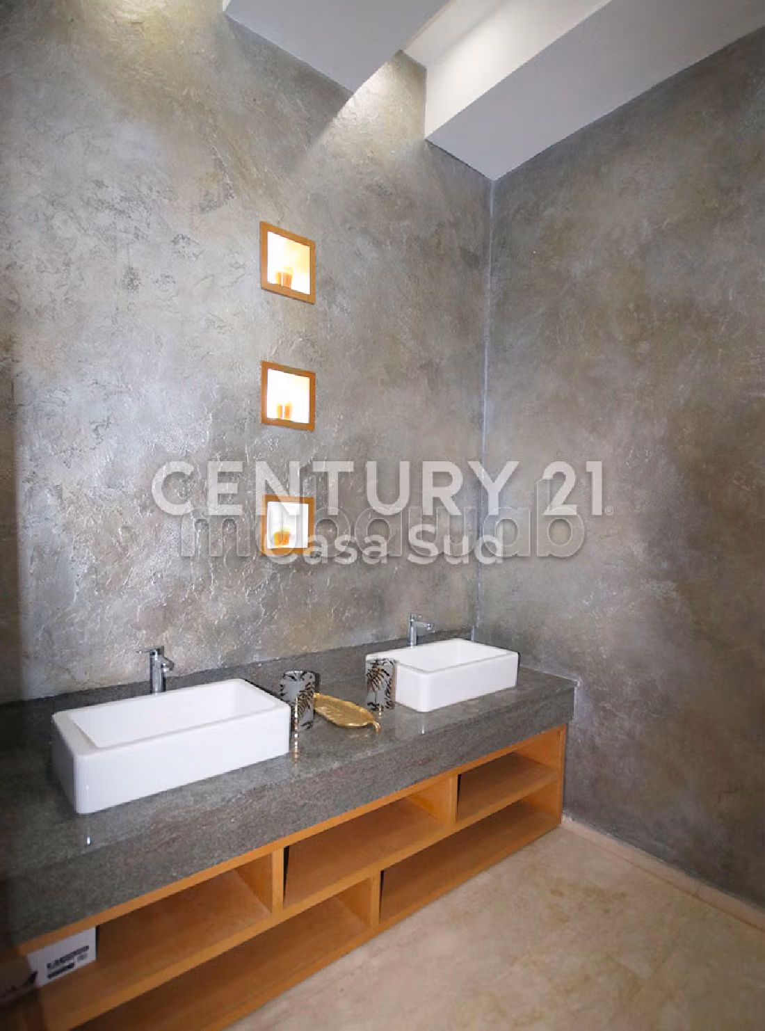 Luxury villa for sale in Bouskoura Ville. Large area 1035 m². Usable fireplace, Large swimming pool. 