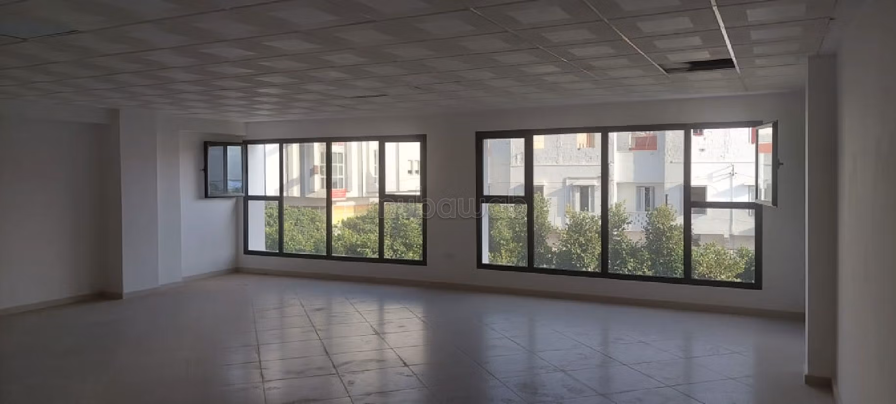 Offices for rent in Mellah. Large area 95 m². Lift