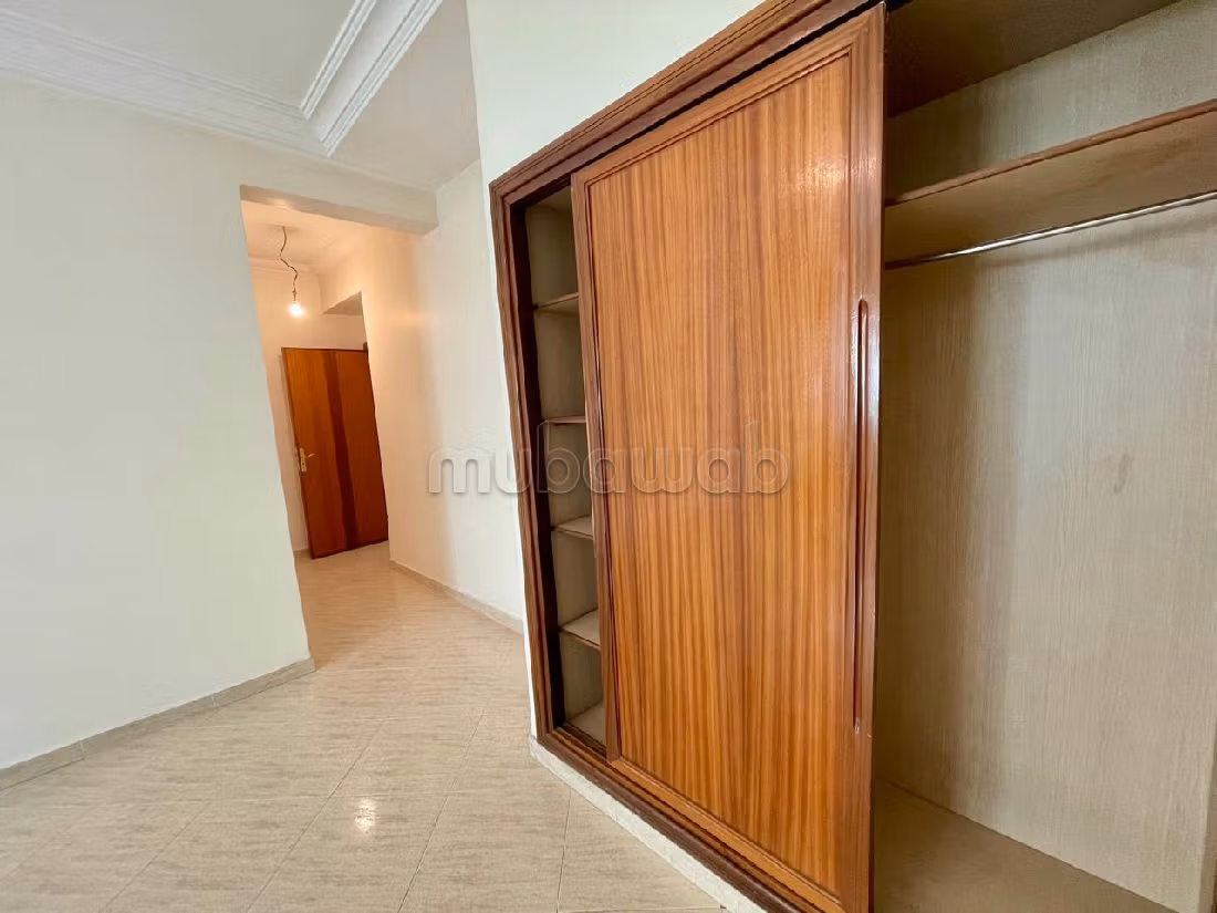 Koopappartementen beschikbaar in Mers Sultan. 4 Ruimtes. Lift en garage