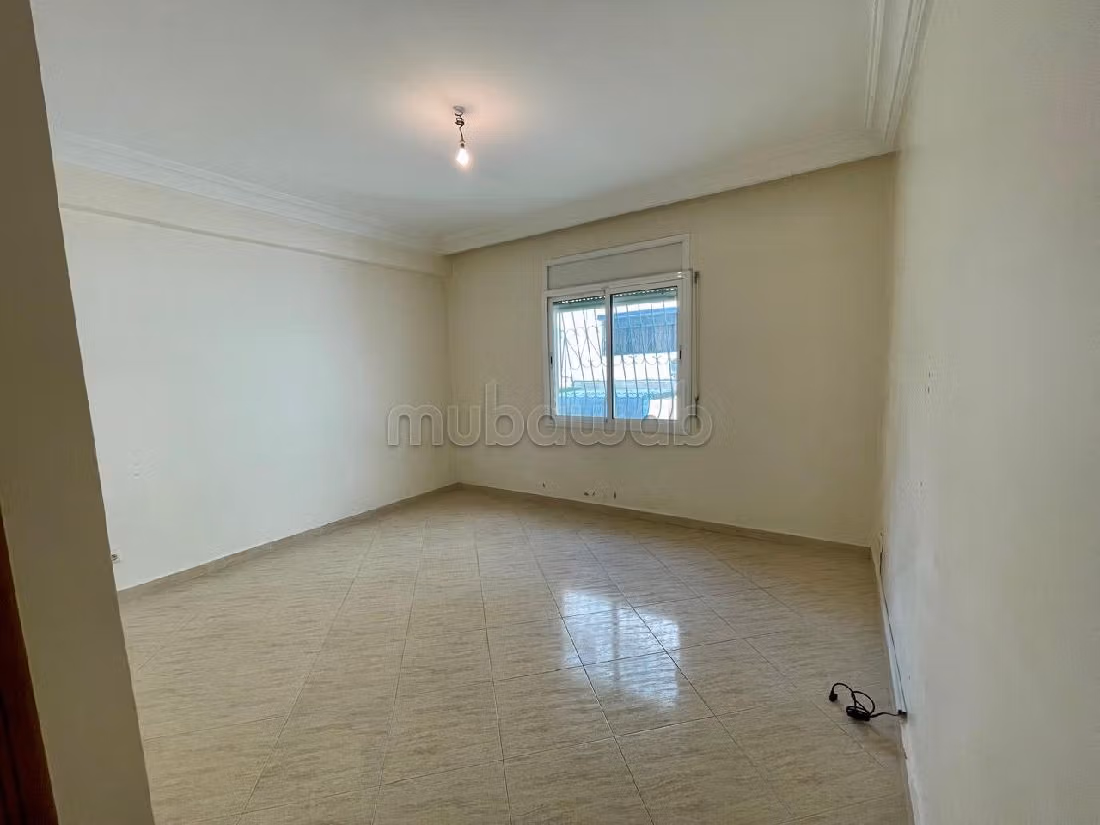 Koopappartementen beschikbaar in Mers Sultan. 4 Ruimtes. Lift en garage