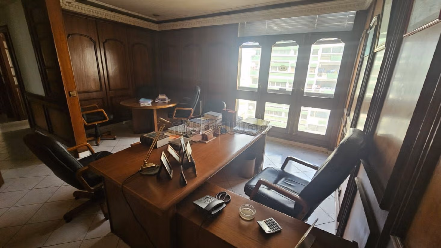Oficinas en venta en Bourgogne Est. Gran superficie 184 m². Calefacción central y puerta de seguridad. 