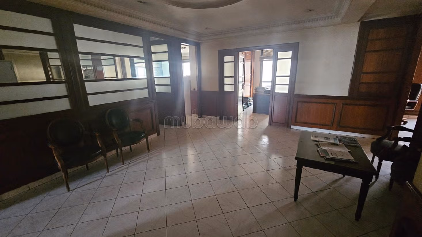Oficinas en venta en Bourgogne Est. Gran superficie 184 m². Calefacción central y puerta de seguridad. 