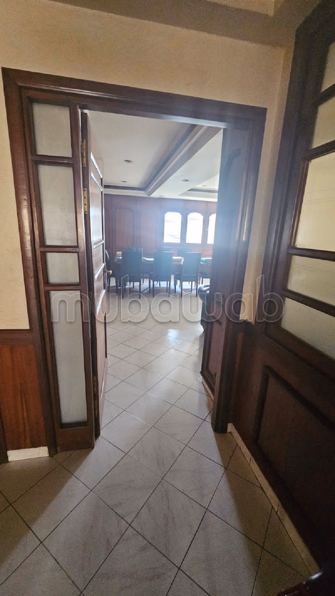 Oficinas en venta en Bourgogne Est. Gran superficie 184 m². Calefacción central y puerta de seguridad. 