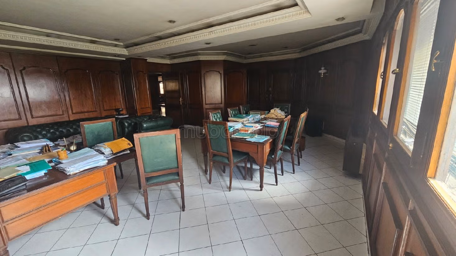 Oficinas en venta en Bourgogne Est. Gran superficie 184 m². Calefacción central y puerta de seguridad. 