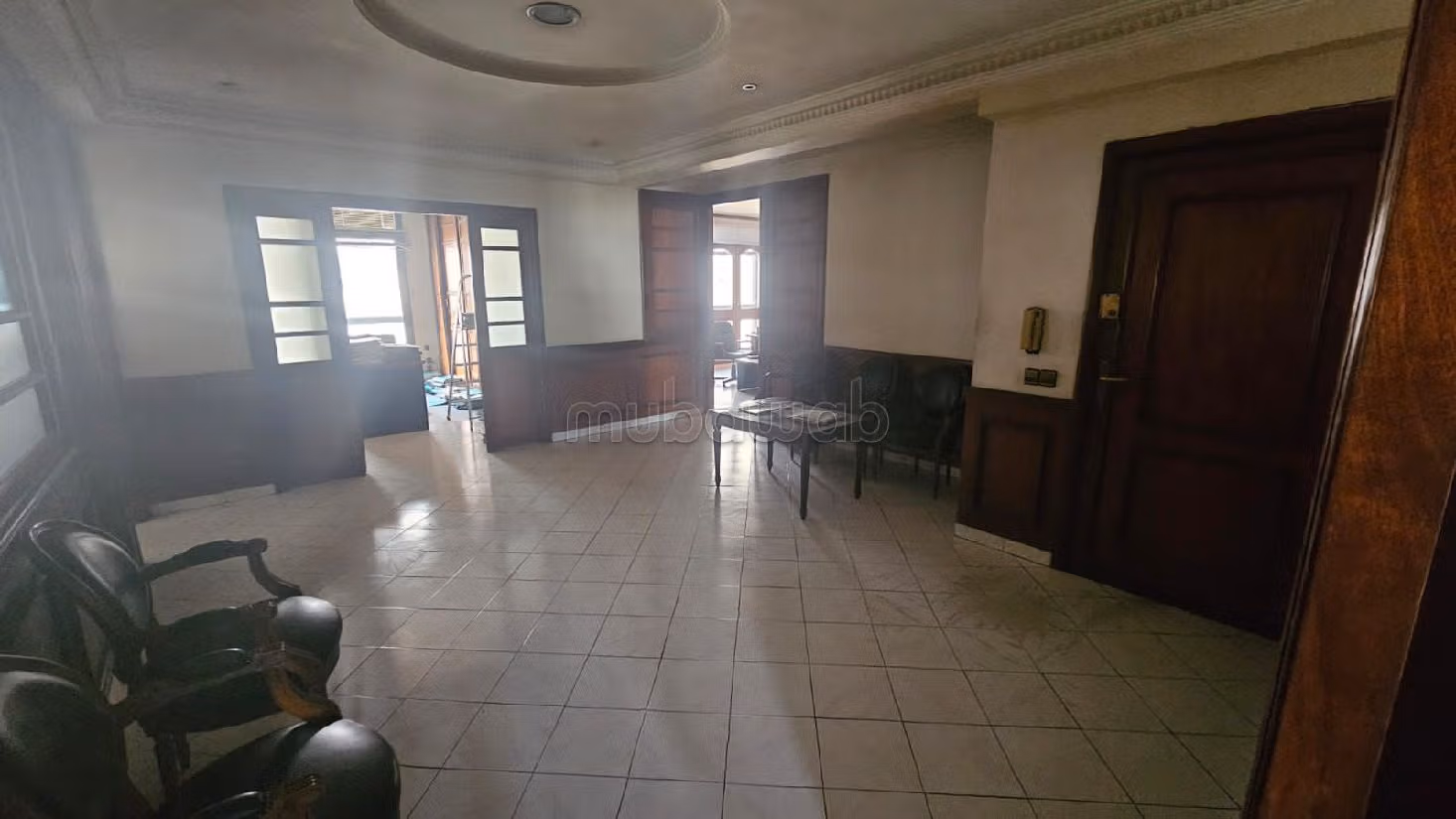 Oficinas en venta en Bourgogne Est. Gran superficie 184 m². Calefacción central y puerta de seguridad. 