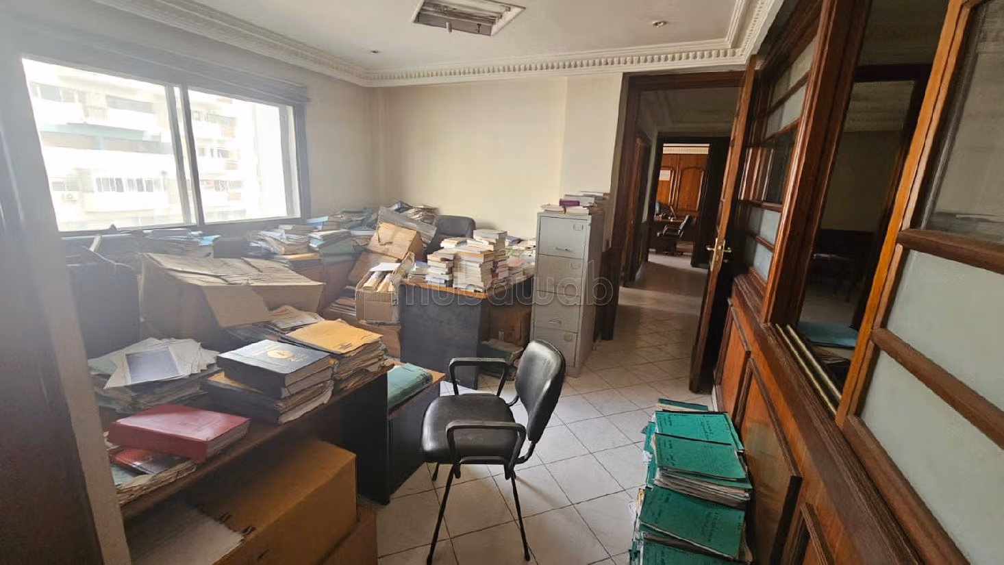 Oficinas en venta en Bourgogne Est. Gran superficie 184 m². Calefacción central y puerta de seguridad. 