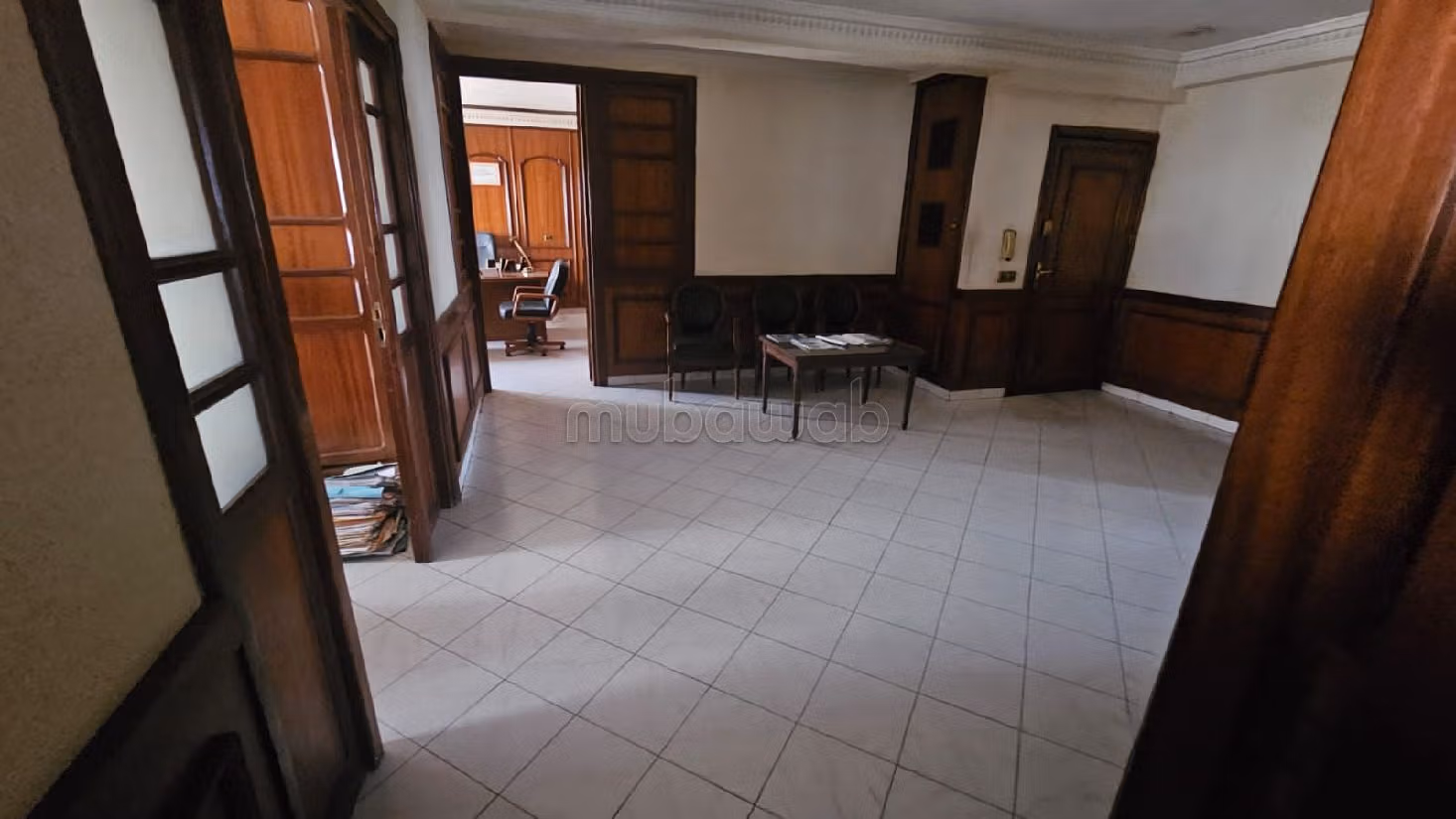 Oficinas en venta en Bourgogne Est. Gran superficie 184 m². Calefacción central y puerta de seguridad. 