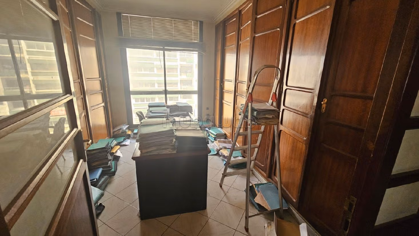 Oficinas en venta en Bourgogne Est. Gran superficie 184 m². Calefacción central y puerta de seguridad. 