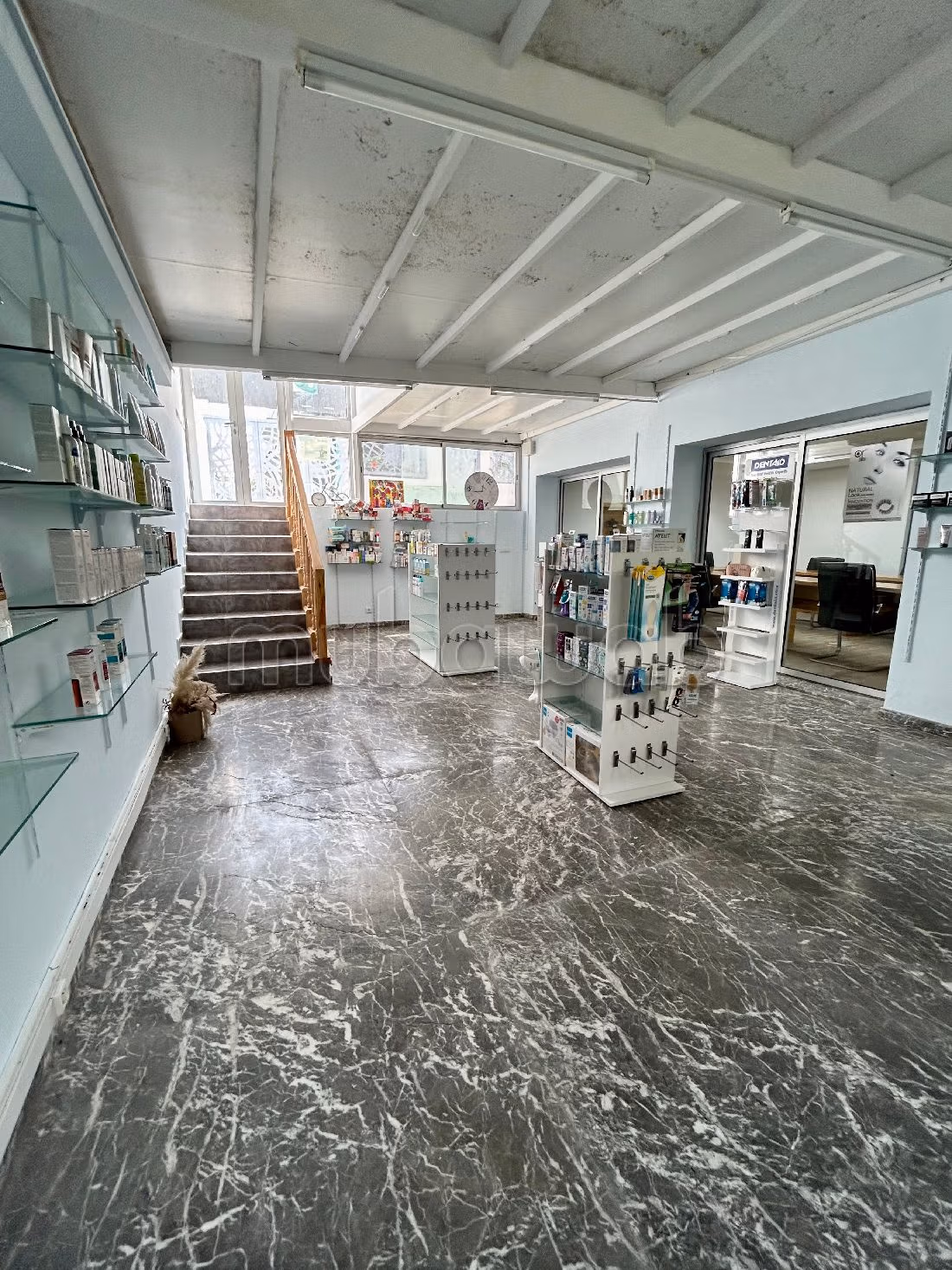 Offices & shops to rent in Longchamps Hay Al Hanâa. Surface area 65 m²