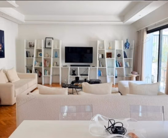 Magnífico piso en alquiler en Racine. Pequeña superficie 221 m². Amueblado