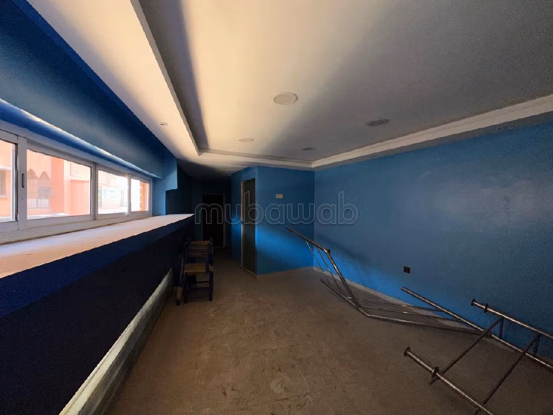 مكاتب ومحلات للبيع بكليز. المساحة الإجمالية 70 م². جو مكيف. 