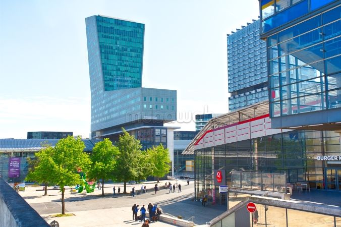 Oficinas y locales comerciales en venta en Californie. Pequeña superficie 1600 m². Con ascensor. 