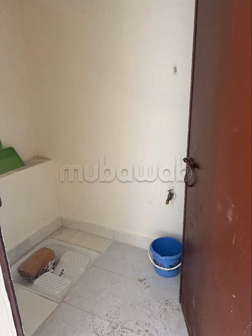 Beau local à vendre à Port Tanger ville. Superficie 108 m². Porte sécurisée. 