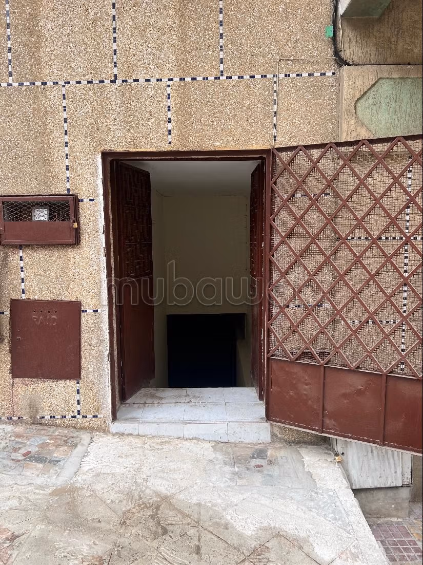 Beau local à vendre à Port Tanger ville. Superficie 108 m². Porte sécurisée. 