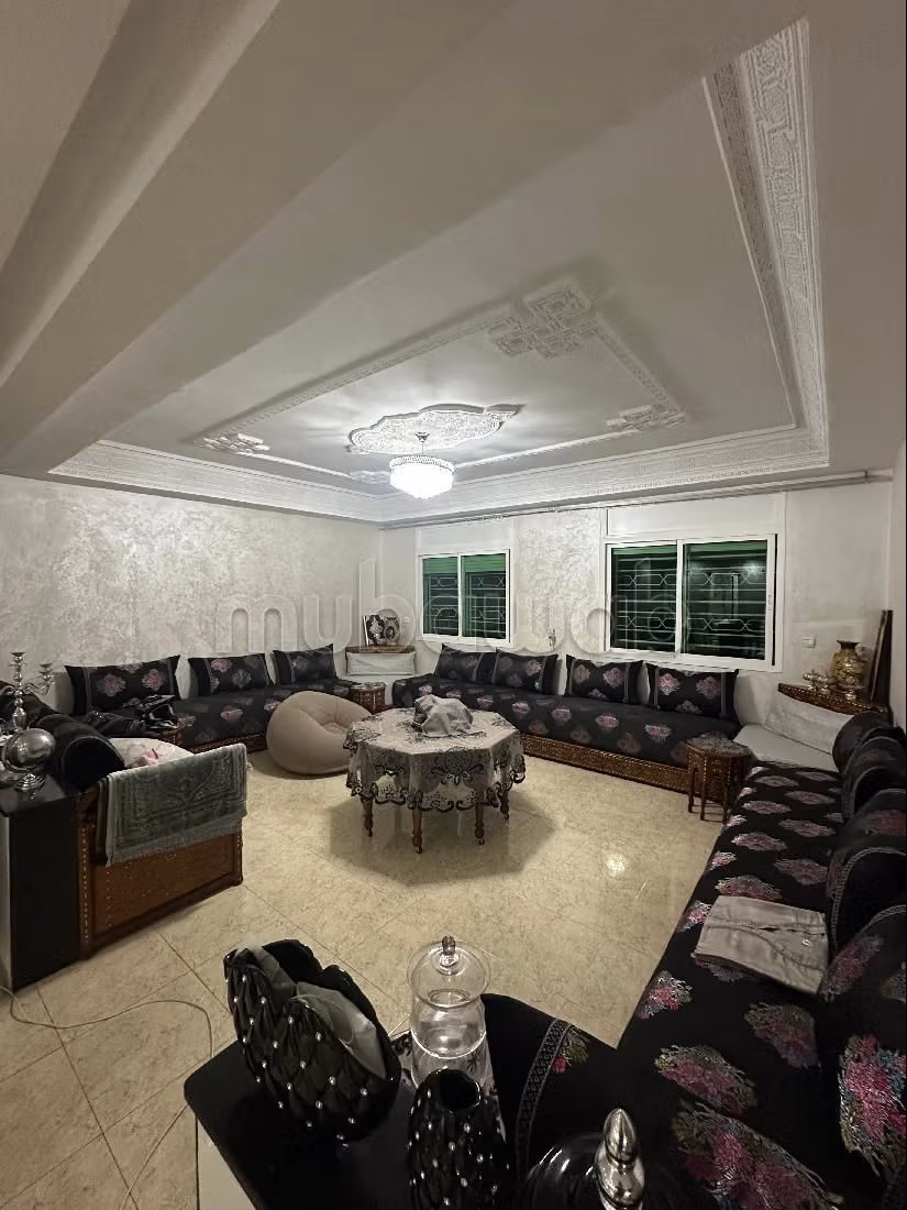 Somptueuse maison à vendre à Ismalia. 5 belles chambres. Places de stationnement et terrasse.