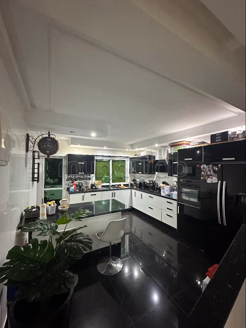 Somptueuse maison à vendre à Ismalia. 5 belles chambres. Places de stationnement et terrasse.