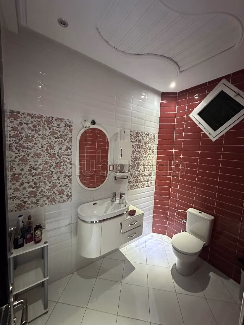 Somptueuse maison à vendre à Ismalia. 5 belles chambres. Places de stationnement et terrasse.