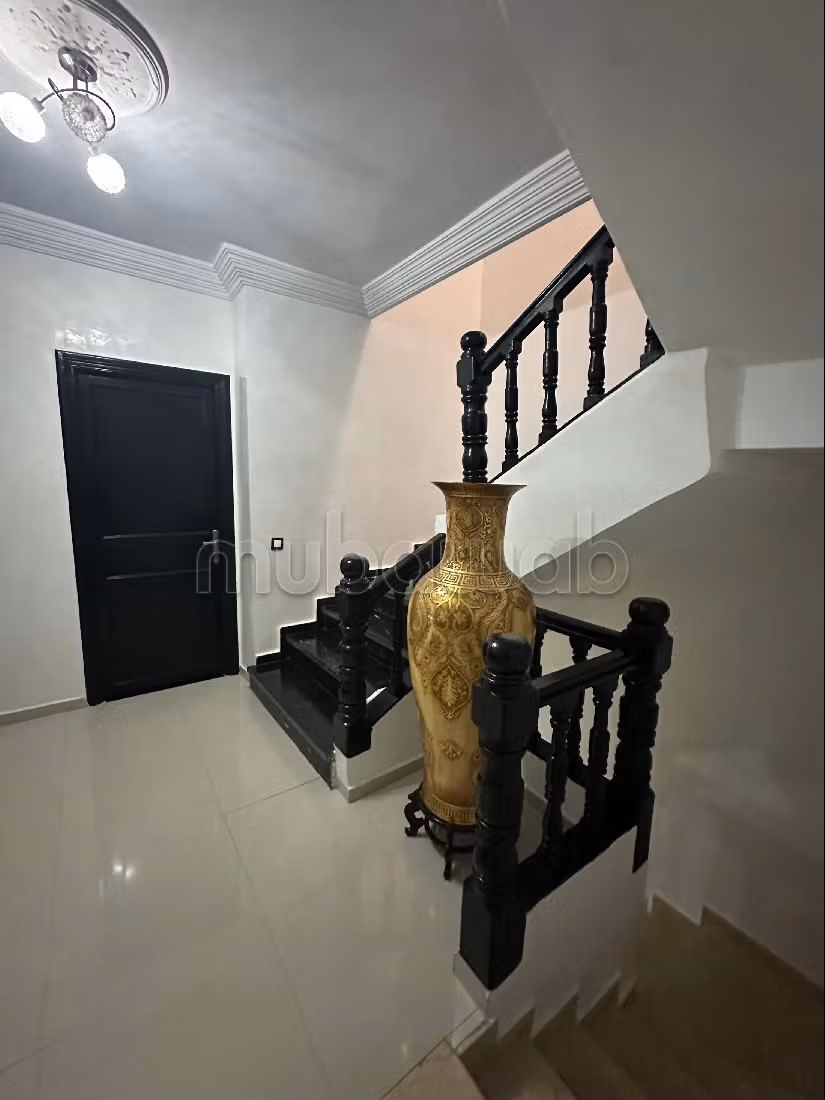 Somptueuse maison à vendre à Ismalia. 5 belles chambres. Places de stationnement et terrasse.