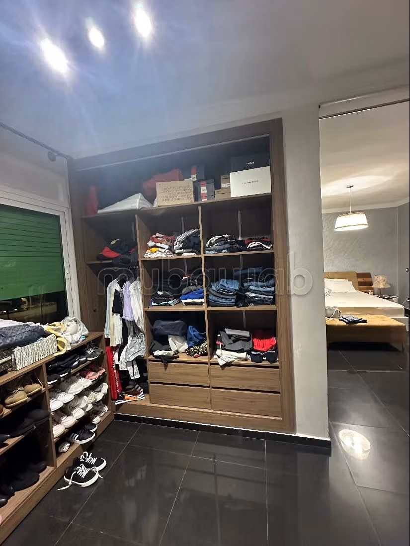 Somptueuse maison à vendre à Ismalia. 5 belles chambres. Places de stationnement et terrasse.