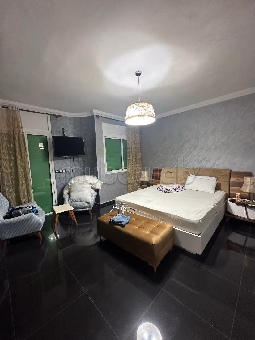 Somptueuse maison à vendre à Ismalia. 5 belles chambres. Places de stationnement et terrasse.